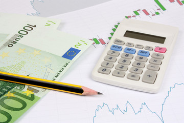 Aktienkurse mit Taschenrechner, Geld und Bleistift