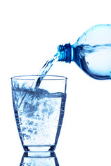 Wasser in ein Glas gießen