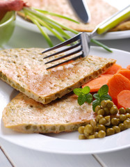 omelette con piselli con contorno di carote