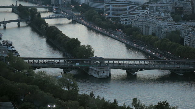 Река Сена и мосты в Париже
