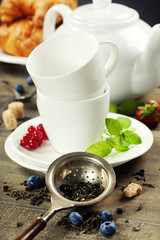 tea with mint and berries