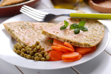 omelette con piselli con contorno di carote