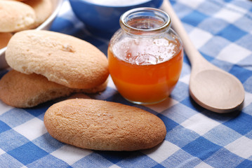 biscotti savoiardi siciliani con barattolo di miele