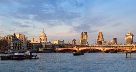 Fototapeta na wymiar Londyn skyline o zachodzie słońca