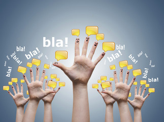 grupo de manos con bocadillos de la conversación
