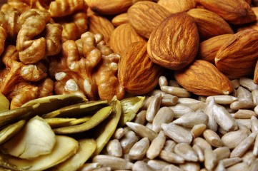 Mixed a healthy diet on cholesterol, nuts and dried fruits