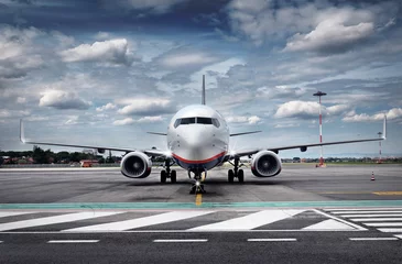 Abwaschbare Fototapete Flugzeug Total View Flugzeug auf dem Flugplatz mit dramatischem Himmel