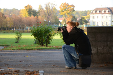 Frau beim Fotografieren