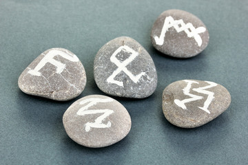 Obraz na płótnie Canvas Wróżby z symboli na kamienie na szarym tle