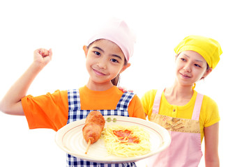 料理を楽しむ女の子