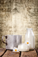Milch mit rustikalen Hintergrund