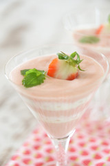 Creme aus Seidentofu und Erdbeeren