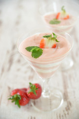 Seidentofucreme mit Erdbeeren