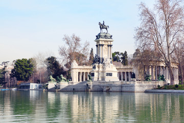 Fototapeta na wymiar Equestrian monument to Alfonso XII reflected in pond