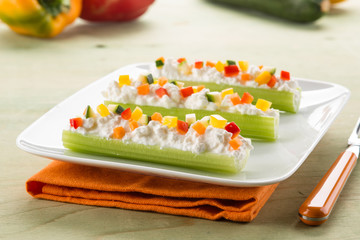 Antipasto, sedano con formaggio e verdure