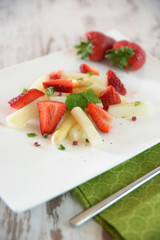 Frische Erdbeeren mit weißem Spargel