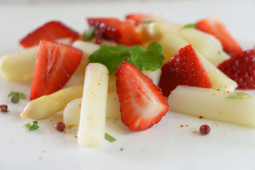 Spargel Erdbeer Salat mit rotem Pfeffer