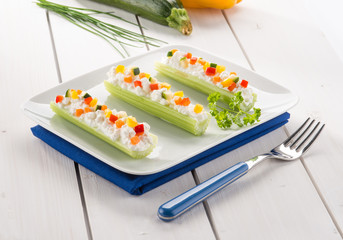 Antipasto con sedano, formaggio e verdure