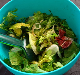 salade mélangée à la vinaigrette
