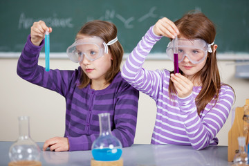 schülerinnen führen chemisches experiment durch