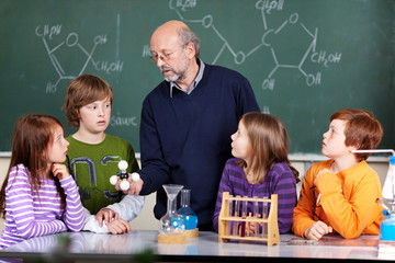 schüler und lehrer im chemieunterricht