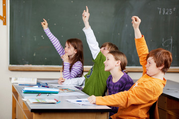 schüler zeigen auf