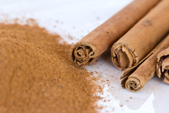 Cannelle en b&acirc;ton et en poudre