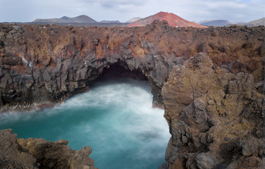 Fototapeta na wymiar Jaskinia Morze i krater wulkanu na Lanzarote