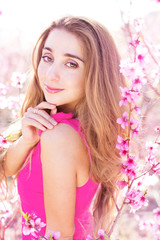 Obraz na płótnie Canvas pretty girl in pink blossom garden