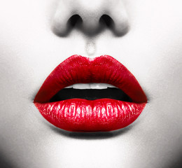 Sexy Lippen. Konzeptionelles Bild mit lebendigem rotem offenem Mund