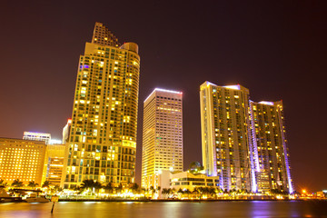 Fototapeta na wymiar City of Miami na Florydzie, kolorowe panorama noc