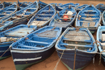 Fototapeta na wymiar Niebieskie łodzie rybackie w porcie Essaouira Maroko