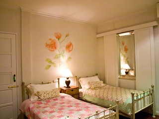 Twin bedroom with roses fresco decoration