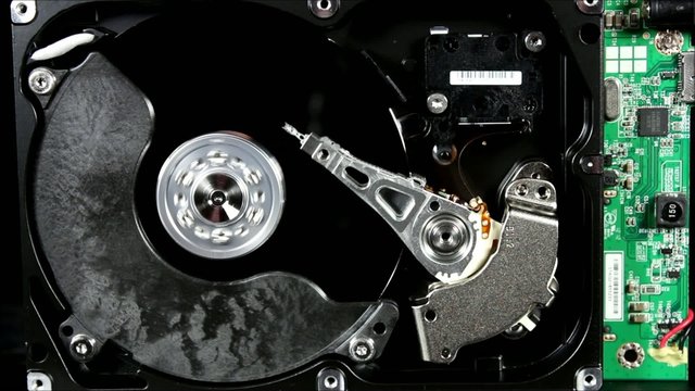 Offene Festplatte / Harddisk im Betrieb: Headcrash