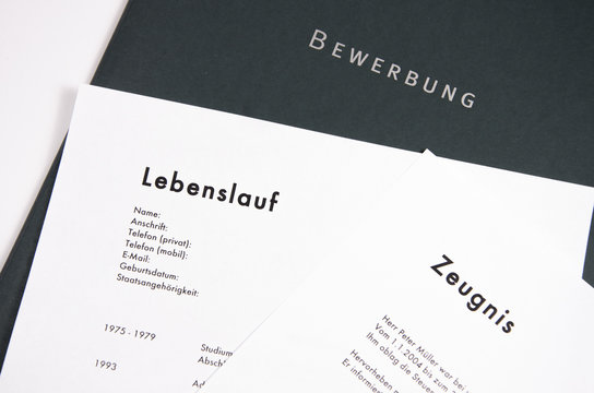 Bewerbungsmappe mit Lebenslauf und Zeugnis