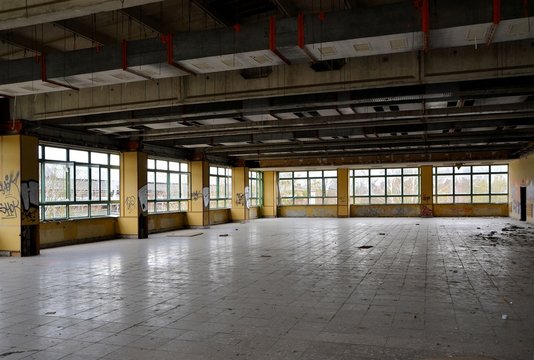 ehemaliger Speisesaal einer stillgelegten Fabrik