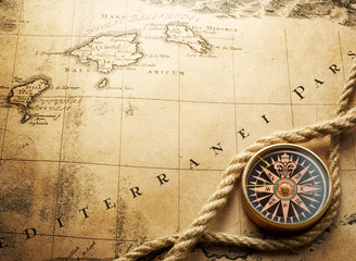 Fototapeta na wymiar Kompas na mapie rocznika 1732