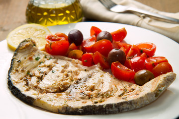 pesce spada con pomodorini e olive nere