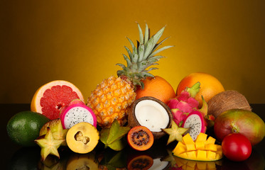 Fototapeta na wymiar Skład egzotycznych owoców na kolorowym tle