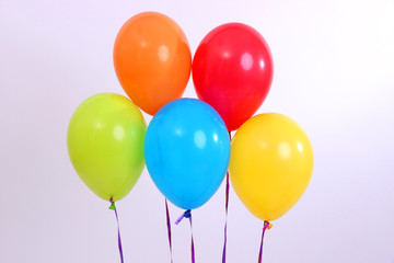Fototapeta na wymiar Pięć jasne balonów na tle światła