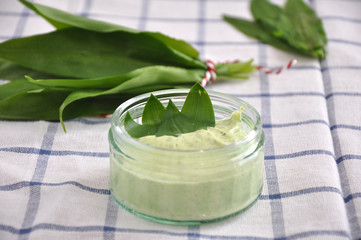 Bärlauch Aufstrich auf Vollkornbrot