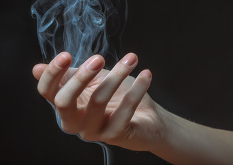 Through a palm passes a smoke © jura