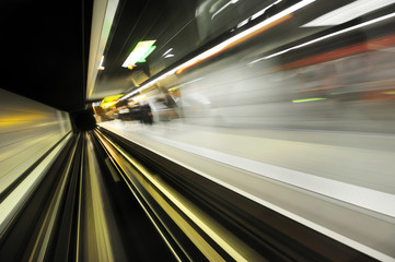 Fototapeta na wymiar tunele metra prędkości, światła i kolory
