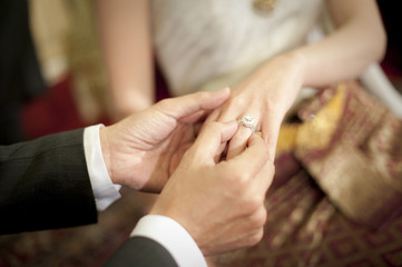 Obraz premium Tajski pan młody stawiając obrączkę