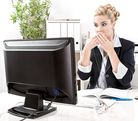 Computer Absturz - Frau schockiert am PC