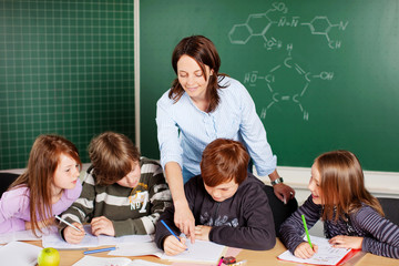 lehrerin erklärt schülern die aufgabe
