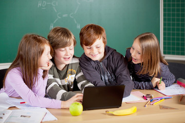 schüler arbeiten am laptop