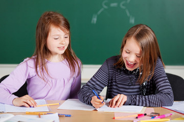 zwei mädchen in der klasse