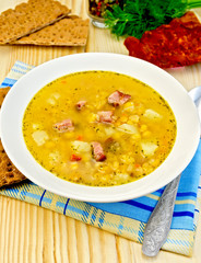 Soup pea with crispbreads on the plate