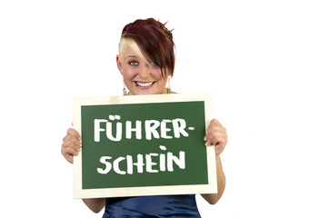 Mädchen nach bestandener Führerscheinprüfung